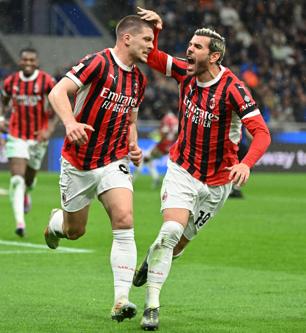 包含赛前体能课后；AC米兰主帅复盘备战意大利杯；话题不断；阵容厚度经受考验的词条